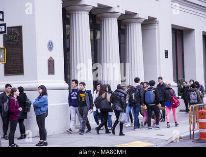 NY Studenten Ändern von Klassen auf der Straße Waverly Pl & Mercer in Greenwich Village, New York City. Stockfoto