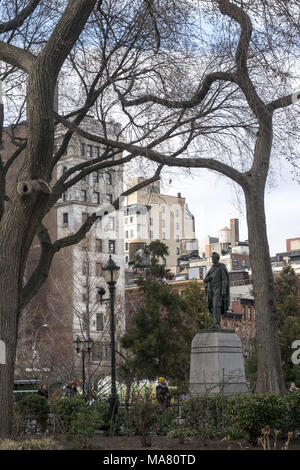 Eine von drei plastischen Wiedergaben von Abraham Lincoln (1809 - 1865) in New York City's Parks ist das Überlebensgroße Bronze von Henry Kirke Braun (1814 - 1886) steht vigil auf einer belebten Kreuzung am nördlichen Ende des Union Square Park. Stockfoto