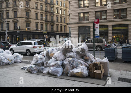 Klar eingesackt recyclingfähigen Müll auf der Straße bereit zur Abholung am Broadway von der Sehenswürdigkeit Flatiron Building. Manhattan hat praktisch keine Gassen, sodass die meisten Müll auf die Straße gesetzt. (Sehr unansehnlich) Stockfoto