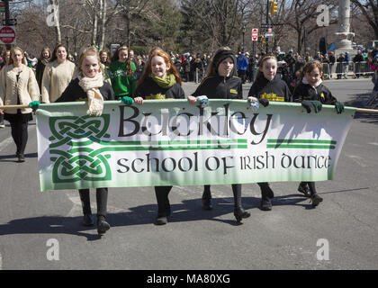 St. Patrick's Day Parade in Park Slope, Brooklyn, NY. Kinder aus verschiedenen Irish Dance Schulen um Brooklyn März & führen Sie in die Parade. Stockfoto