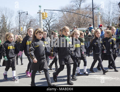 St. Patrick's Day Parade in Park Slope, Brooklyn, NY. Kinder aus verschiedenen Irish Dance Schulen um Brooklyn März & führen Sie in die Parade. Stockfoto