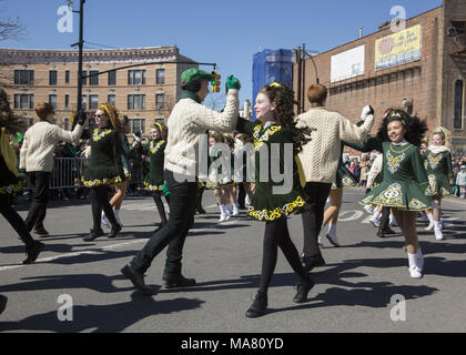 St. Patrick's Day Parade in Park Slope, Brooklyn, NY. Kinder aus verschiedenen Irish Dance Schulen um Brooklyn März & führen Sie in die Parade. Stockfoto