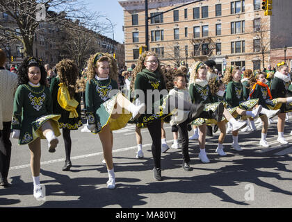 St. Patrick's Day Parade in Park Slope, Brooklyn, NY. Kinder aus verschiedenen Irish Dance Schulen um Brooklyn März & führen Sie in die Parade. Stockfoto