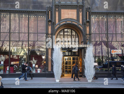 Eingang zum Bryant Park Hotel auf der 40th Straße gegenüber vom Bryant Park und der New York Public Library. Midtown Manhattan. Stockfoto