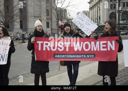 Internationale Geschenk des Lebens jährliche Rallye und Gehen des Lebens Gruppen & Einzelpersonen fand am Palmsonntag, 24. März 2018 in Lower Manhattan. Pro Choice Gegendemonstranten, sich Gehör in der Nähe. Stockfoto