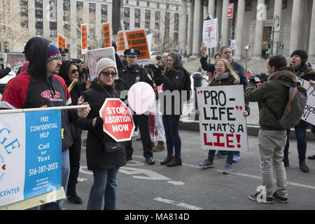 Internationale Geschenk des Lebens jährliche Rallye und Gehen des Lebens Gruppen & Einzelpersonen fand am Palmsonntag, 24. März 2018 in Lower Manhattan. Pro Choice Gegendemonstranten, sich Gehör in der Nähe. Stockfoto