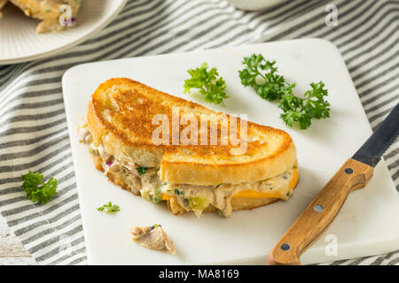 Hausgemachte Toast Thunfisch schmelzen Sandwich bereit zu Essen Stockfoto