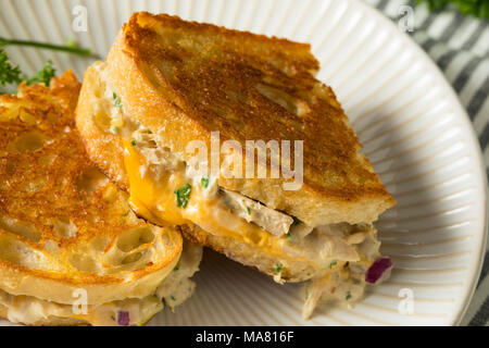 Hausgemachte Toast Thunfisch schmelzen Sandwich bereit zu Essen Stockfoto