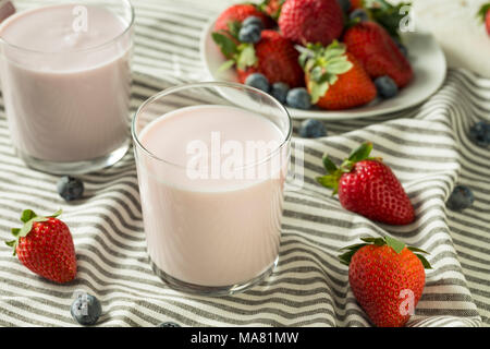 Gesunde Organische trinkbar Joghurt Berry Kefir in einem Glas Stockfoto