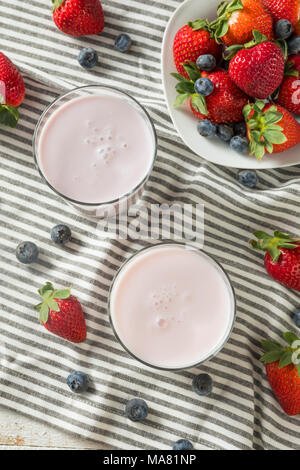 Gesunde Organische trinkbar Joghurt Berry Kefir in einem Glas Stockfoto