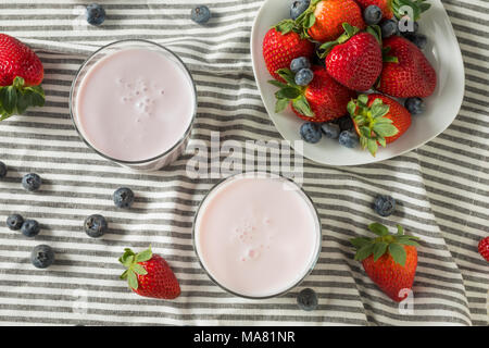 Gesunde Organische trinkbar Joghurt Berry Kefir in einem Glas Stockfoto