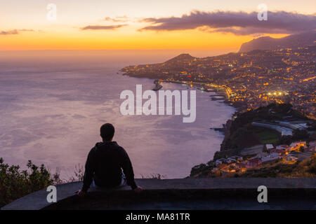 Sonnenuntergang der Stadt Funchal gesehen von 'Miradouro das Neves' Sicht, Insel Madeira, Portugal Stockfoto