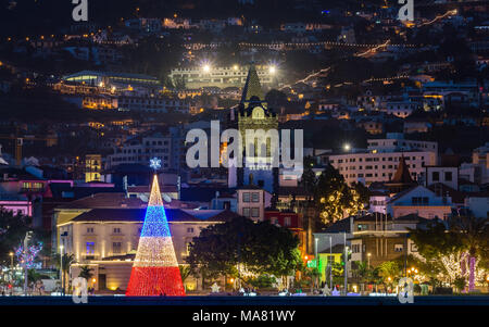 Weihnachtsbaum mit 'Se' Kathedrale im Hintergrund in Funchal Stockfoto