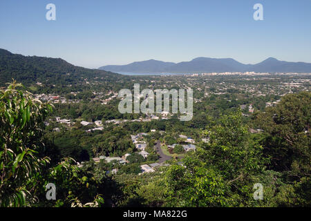 Blick über den grünen Vororten und Stadt von den Grünen Pfeil Wanderweg bis Mt Whitfield, Cairns, Queensland, Australien. Keine PR Stockfoto