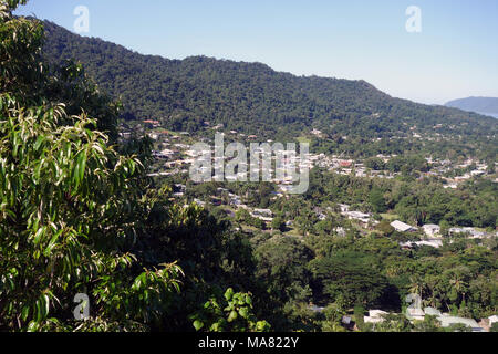 Blick über den grünen Vororten von Whitfield und Edge Hill aus grünen Pfeil Wanderweg bis Mt Whitfield, Cairns, Queensland, Australien. Keine PR Stockfoto