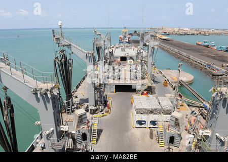 Hafen von Dschibuti Dschibuti - Die USNS John Lenthall (T-AO-189) führt Cargo regalauffüllung mit dem Lager Lemonnier Supply Abteilung, März 26, 2018. Lenthall ist ein Henry J. Kaiser-Klasse Flotte Auffüllung Öler der United States Navy. Ihr Motto ist die Haft der Speer." NAVSUP FLC Sigonella bereit logistische Aufgaben zu erfüllen, steht und dient als wichtige Verbindung Erfolg der Mission in Europa und Afrika zu ermöglichen. NAVSUP FLC Sigonella ist einer von acht Flotte Logistikzentren unter NAVSUP, der globalen Logistik-, Business- und Support-Services zur Flotte, Ufer und Industri Stockfoto