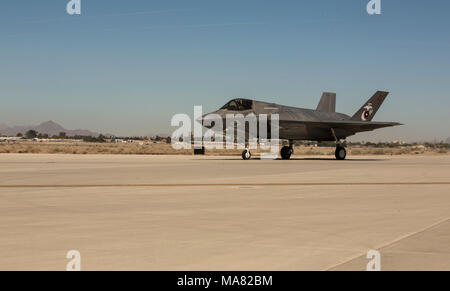 Der kommandierende Offizier der Marine Fighter Attack Squadron 122 (VMFA-122), Oberstleutnant John S. Preis, landet nach Durchführung der ersten Flugbetrieb in einem F-35 B Blitz ll bei Marine Corps Air Station (WAB) Yuma, Ariz., 29. März 2018. VMFA-122 durchgeführt, um den Flugbetrieb zum ersten Mal als F-35 Squadron. (U.S. Marine Corps Foto von Lance Cpl. Sabrina Candiaflores) Stockfoto