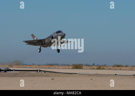 Der kommandierende Offizier der Marine Fighter Attack Squadron 122 (VMFA-122), Oberstleutnant John S. Preis, führt die erste VMFA-122 Flugbetrieb in einem F-35 B Blitz II auf der Marine Corps Air Station (WAB) Yuma, Ariz., 29. März 2018. VMFA-122 ist die Durchführung der Flugbetrieb zum ersten Mal als F-35 Squadron. (U.S. Marine Corps Foto von Sgt. Allison Lotz) Stockfoto