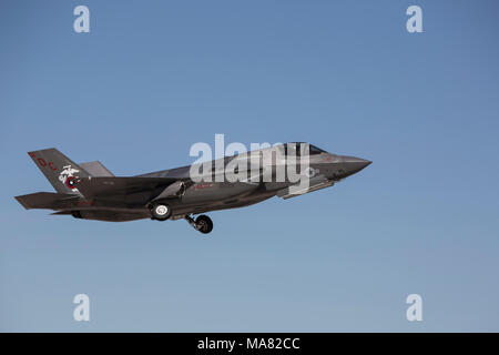 Der kommandierende Offizier der Marine Fighter Attack Squadron 122 (VMFA-122), Oberstleutnant John S. Preis, führt die erste VMFA-122 Flugbetrieb in einem F-35 B Blitz II auf der Marine Corps Air Station (WAB) Yuma, Ariz., 29. März 2018. VMFA-122 ist die Durchführung der Flugbetrieb zum ersten Mal als F-35 Squadron. (U.S. Marine Corps Foto von Sgt. Allison Lotz) Stockfoto