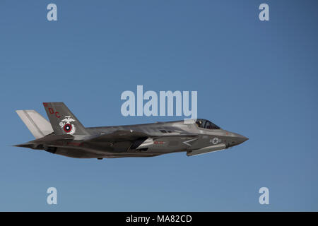 Der kommandierende Offizier der Marine Fighter Attack Squadron 122 (VMFA-122), Oberstleutnant John S. Preis, führt die erste VMFA-122 Flugbetrieb in einem F-35 B Blitz II auf der Marine Corps Air Station (WAB) Yuma, Ariz., 29. März 2018. VMFA-122 ist die Durchführung der Flugbetrieb zum ersten Mal als F-35 Squadron. (U.S. Marine Corps Foto von Sgt. Allison Lotz) Stockfoto