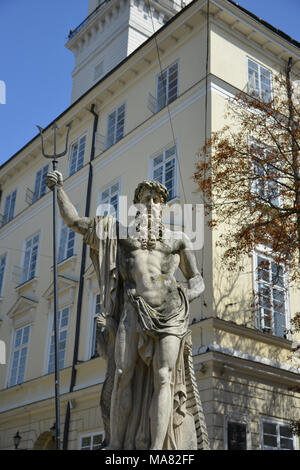 Statue von Gott Neptun vor dem Rathaus von Lemberg in der Ukraine. Stockfoto