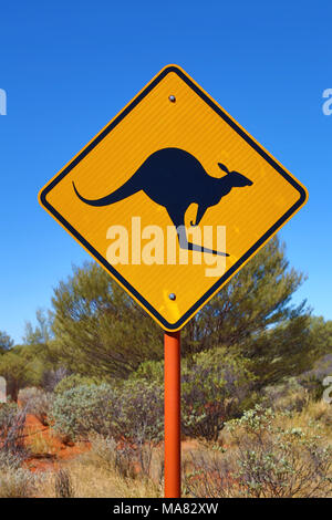 Kangaroo wildlife Warnschild am Uluru, Ayers Rock, Uluru-Kata Tjuta National Park, Northern Territory, Australien Stockfoto