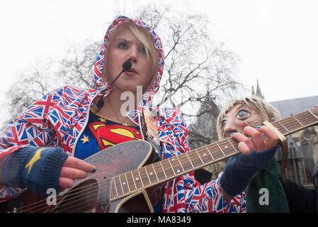 29/03/2018; London, Großbritannien; Madeleina Kay auf der EU-Superhelden Tag Protest auf einem offenen Bus in London in die EU ein Jahr t-Unterstützung fördern und Stockfoto