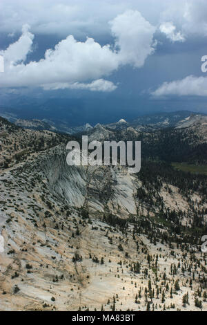 Blick vom Cathedral Peak, den Blitzableiter der Yosemite Nationalpark mit einem herrlichen Blick über die Landschaft und ein Sturm kommen. Stockfoto