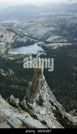 Blick vom Cathedral Peak, den Blitzableiter der Yosemite Nationalpark mit einem herrlichen Blick über die Landschaft und ein Sturm kommen. Pinnacle in t Stockfoto