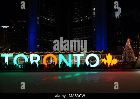TORONTO, KANADA - 2018-01-01: Nacht Blick auf die hell erleuchtete für Silvester Eislaufbahn mit Toronto Zeichen auf der zentralen Nathan Philli Stockfoto