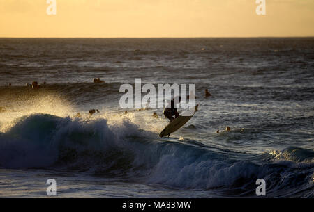 Surfen in der Pipeline, North Shore von Oahu Stockfoto