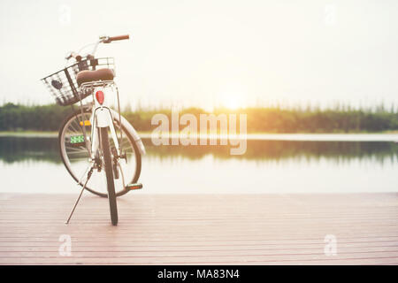 Vintage Farben von Fahrrad mit Korb auf leere Pier, Sommertag. Stockfoto