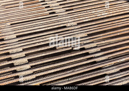 Rusty Betonstahl Gitter auf Baustelle. Texturierte industriellen Hintergrund. Stockfoto