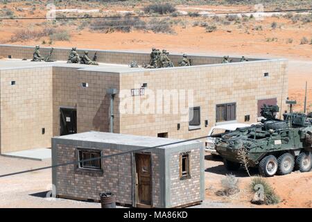 OROGRANDE, New Mexiko - Soldaten mit 2Nd Battalion, 3 Field Artillery Regiment, 1st Brigade Combat Team, 1. Panzerdivision, 1st Armored Division, gegnerischen beobachten Kraft (AUFSTÄNDISCHE) Fahrzeuge von der Spitze eines Gebäudes während Eisen 18,1 Feld Übung, hier März 22, 2018. Eisen 18,1 FTX soll 3. gepanzerte Brigade Combat Team, 1. Panzerdivision, für National Training Center Rotation 18-08 vorzubereiten, und sie ermöglicht es der Kommandant die Führung, die Ausbildung zu konzentrieren und Ressourcen zur Verbesserung der Bekämpfung des 3. ABCT Bereitschaft Zukunft Kontingenz Anforderungen zu erfüllen. (U.S. Armee pho Stockfoto