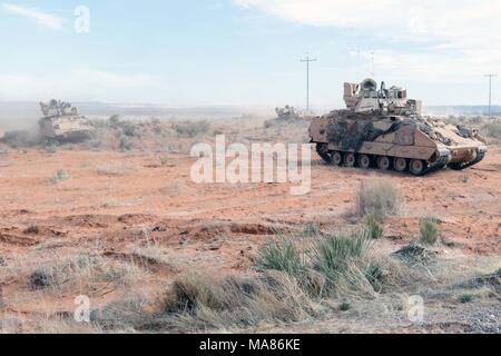 OROGRANDE, New Mexiko - Infanteristen mit 4 Bataillon, 6 Infanterie Regiment, 3. gepanzerte Brigade Combat Team, 1. Panzerdivision, Ansatz eine entgegengesetzte Kraft (AUFSTÄNDISCHE) Position in einem M3 Bradley Kavallerie kämpfen Fahrzeug während Eisen 18,1 Feld Training hier März 22, 2018. Eisen 18,1 FTX soll 3. gepanzerte Brigade Combat Team, 1. Panzerdivision, für National Training Center Rotation 18-08 vorzubereiten, und sie ermöglicht es der Kommandant die Führung, die Ausbildung zu konzentrieren und Ressourcen zur Verbesserung der Bekämpfung des 3. ABCT Bereitschaft Zukunft Kontingenz Anforderungen zu erfüllen. (U.S. Armee pho Stockfoto