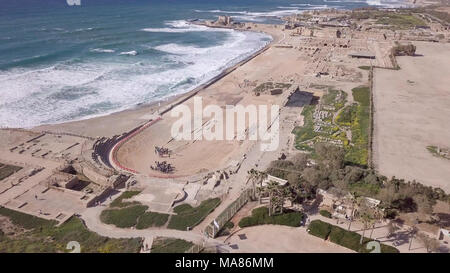 Luftaufnahmen der antike Überreste der Küstenstadt Caesarea, unter Herodes dem Großen während 22 - 10 v. Chr. erbaut Stockfoto