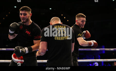 03-28-2018, St Davids Hall, Cardiff. Ryan Burnett und Josh Kelly während des Trainings Pubic der Anthony Josua V Joseph Parker Unified Stockfoto