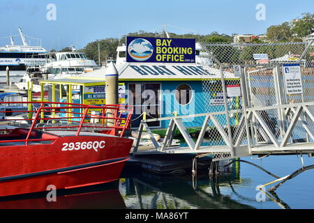 Bay Buchen Bürogebäude auf schwimmenden Wharf unter Boote in Nelson Bay Marina. Stockfoto