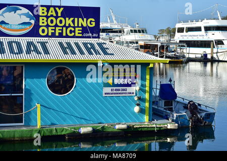 Bay Buchen Bürogebäude auf schwimmenden Steg unter Boote in Nelson Bay Marina. Stockfoto