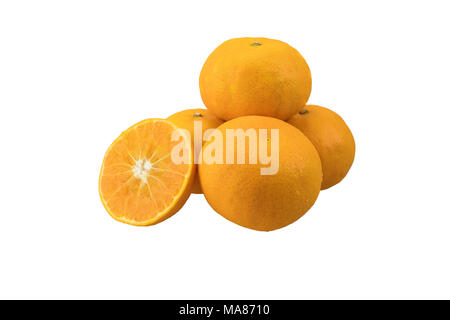 Mandarinen, die ganze orange Früchte schließen und geschnittene Orange auf weißem Hintergrund mit Freistellungspfad isoliert Stockfoto