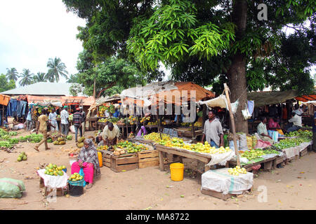 Nungwi, Sansibar, Tansania - Januar 10, 2016: Der traditionelle Markt von Obst und Gemüse in einem ländlichen Teil der Insel Sansibar Stockfoto