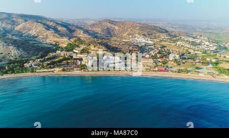 Aerial Vogelperspektive von Pissouri Bay, einer Siedlung zwischen Limassol und Paphos auf Zypern. Panoramablick auf die Küste, Strand, Hotel, Resort, Stockfoto