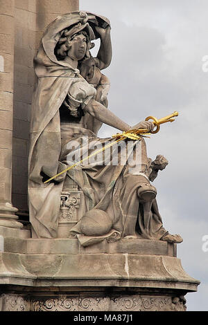 Stein geschnitzte Götzen auf Pont Alexandre III, Paris, Frankreich Stockfoto