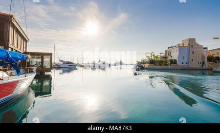 Schöne Marina in Limassol Stadt Zypern. Ein modernes, high end Leben und neu entwickelte Port mit angedockten Yachten, Restaurants, Geschäfte, ein Wahrzeichen für ... Stockfoto