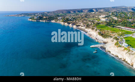 Luftaufnahme von Küste und Wahrzeichen Big White chalk Rock at Governor's Beach, Limassol, Zypern. Die steilen Felsen und tiefe blaue Meer Wellen zerschlagen Stockfoto