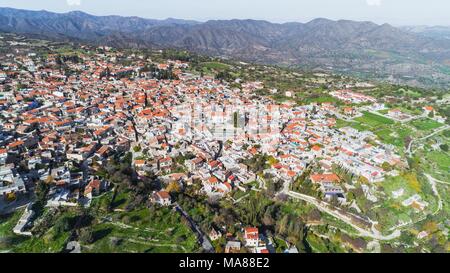 Antenne Blick aus der Vogelperspektive Wahrzeichen Reiseziel tal Pano Lefkara Dorf, Larnaca, Zypern. Keramische Fliesen- Haus Dächer, griechisch-orthodoxen Ch Stockfoto