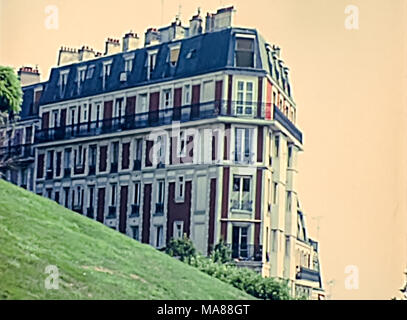 PARIS, FRANKREICH, um 1960: Historische Viertel Montmartre Gebäude an der Basilika Sacre Coeur de Paris, Herz-Jesu Kirche von Paris in Frankreich. Archivierung Frankreich am 60. Stockfoto