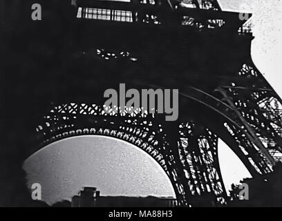 Paris Eiffel Tower, Ansicht von unten von Champ-de-Mars Gärten. Historische restaurierte BW Archivmaterial auf 1960 in Paris Stadt Frankreichs. Stockfoto