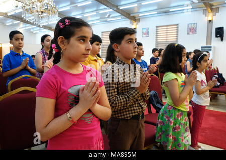 Die heilige Kommunion die Vorbereitungen der neuen syrisch-katholische Kirche in Dohuk, Nordirak, kurdische autonome Region Stockfoto