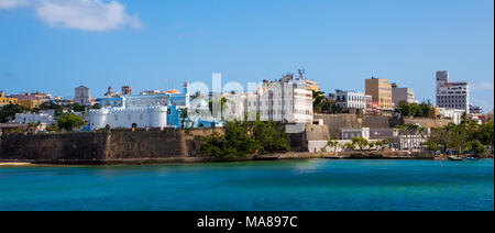 Farbenfrohe Gebäude über befestigte Mauer in der Altstadt von San Juan, Puerto Rico. Stockfoto